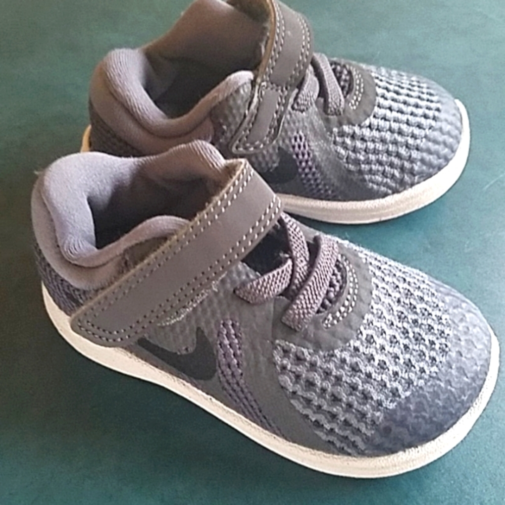 NWOT Nike Baby Boy Tennis shoes 4C size 4 baby velcro stretch laces grey white